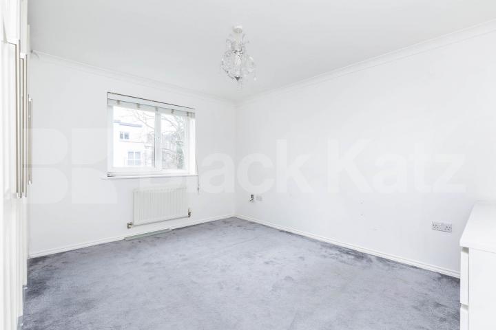 Luxury 2 bed within a modern devlopment,car park space & close to shops.  Montague Close, High Barnet